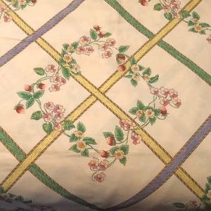 Wedgewood Lattice and Strawberry vine Tablecloth